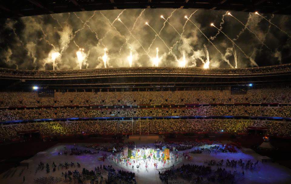 Los fuegos artificiales estallan al final de la ceremonia de clausura de los Juegos Paralímpicos de Tokio 2020 en el Estadio Nacional de Tokio, Japón, el domingo 5 de septiembre de 2021. (AP Foto/Eugene Hoshiko)