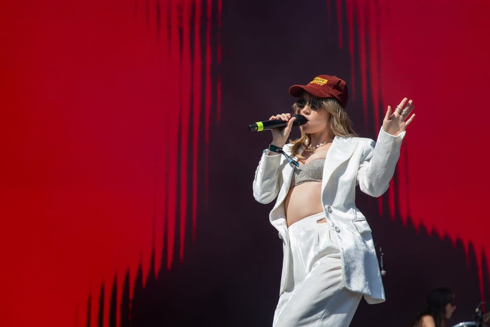 AUSTIN, TEXAS - OCTOBER 15: Suki Waterhouse performs onstage during weekend two, day three of Austin City Limits Music Festival at Zilker Park on October 15, 2023 in Austin, Texas.