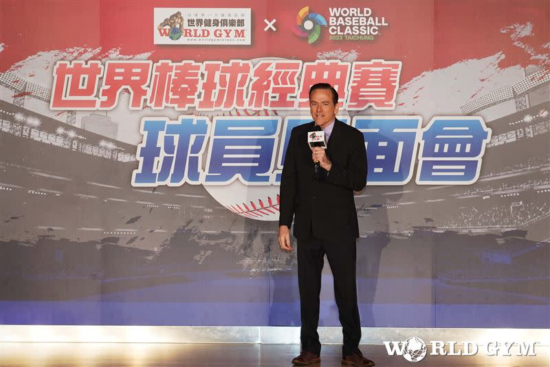 世界健身台灣區總裁柯約翰趁開賽前到場應援中華隊。（圖／世界健身提供）