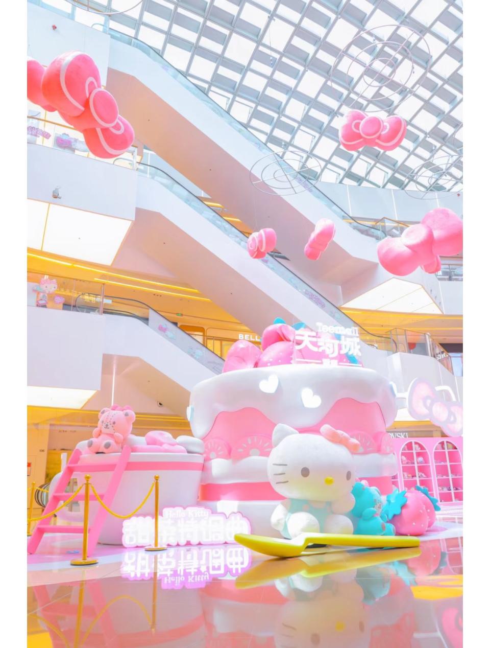 深圳旅遊｜羅湖區Hello Kitty甜茶派對展覽！4大粉色系打卡場景：5米高發光Hello Kitty、巨型蛋糕+滿天蝴蝶結 
