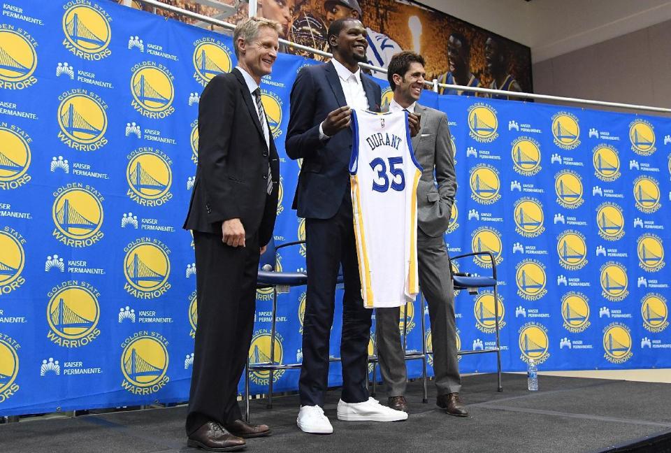 El entrenador de los Golden State Warriors, Steve Kerr (I), y el manager general, Bob Myers (D), junto al estadounidense Kevin Durant durante una conferencia de prensa en Oakland, Estados Unidos, el 7 de julio de 2016 (GETTY/AFP | Thearon W. Henderson)