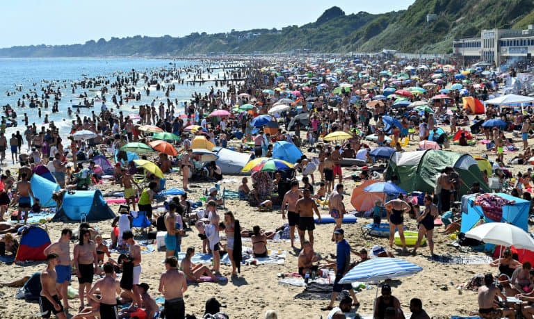 Foule sur la plage de Bournemouth dans le sud de l'Angleterre, le 25 juin 2020 - Glyn KIRK © 2019 AFP