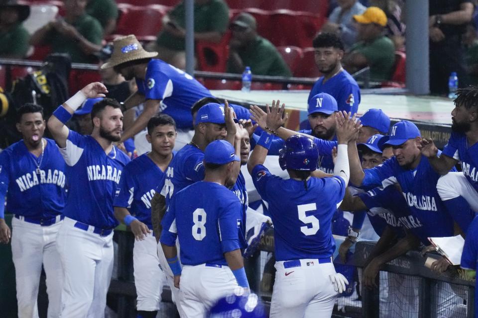 Brandon Leyton (5) de Nicaragua celebra con sus compañeros su carrera contra Brasil durante la segunda entrada de un juego clasificatorio para el Clásico Mundial de Béisbol en el Estadio Nacional Rod Carew en Ciudad de Panamá, el miércoles 5 de octubre de 2022. (Foto AP/Arnulfo Franco)