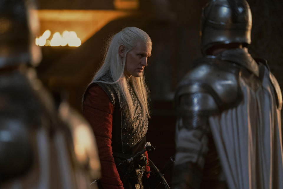 En esta imagen difundida por HBO Max, Matt Smith como Daemon Targaryen en una escena de la serie "House of the Dragon", una precuela de "Game of Thrones" que se estrena el domingo. (HBO Max vía AP)