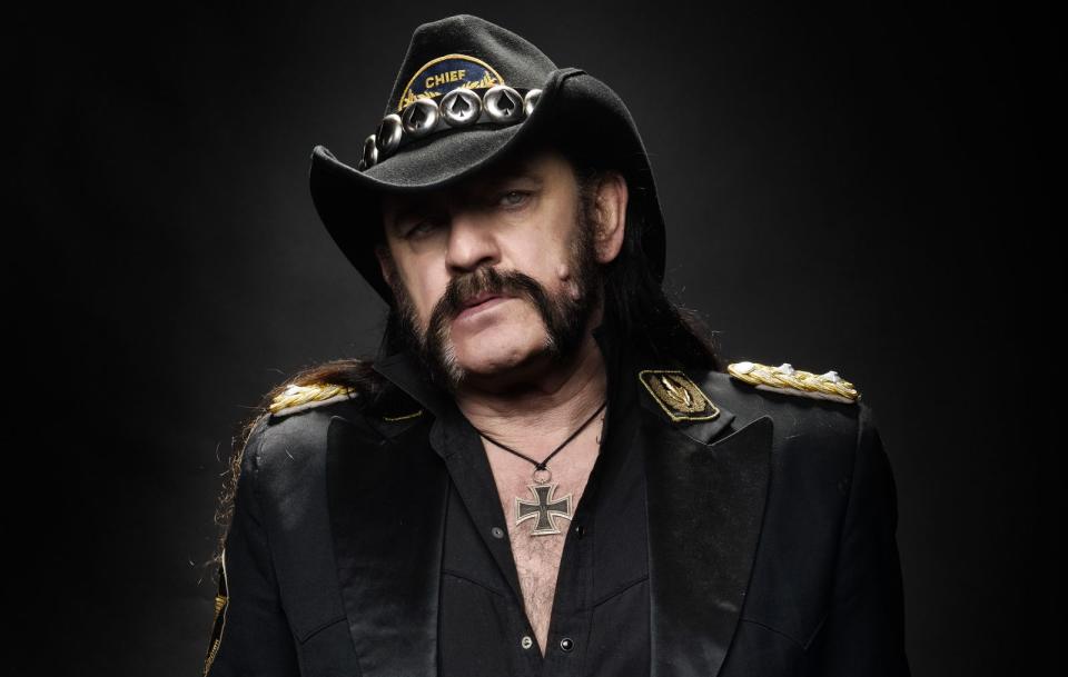 Er wurde am Heiligabend (!) als Sohn eines Feldkaplans (!!) der Royal Air Force geboren: Dass sich gerade Lemmy Kilmister zu einer der größten Ikonen des Rock'n'Roll saufen und spielen würde, ist eine der hübschesten Fußnoten der Musikgeschichte. (Bild: Robert John)