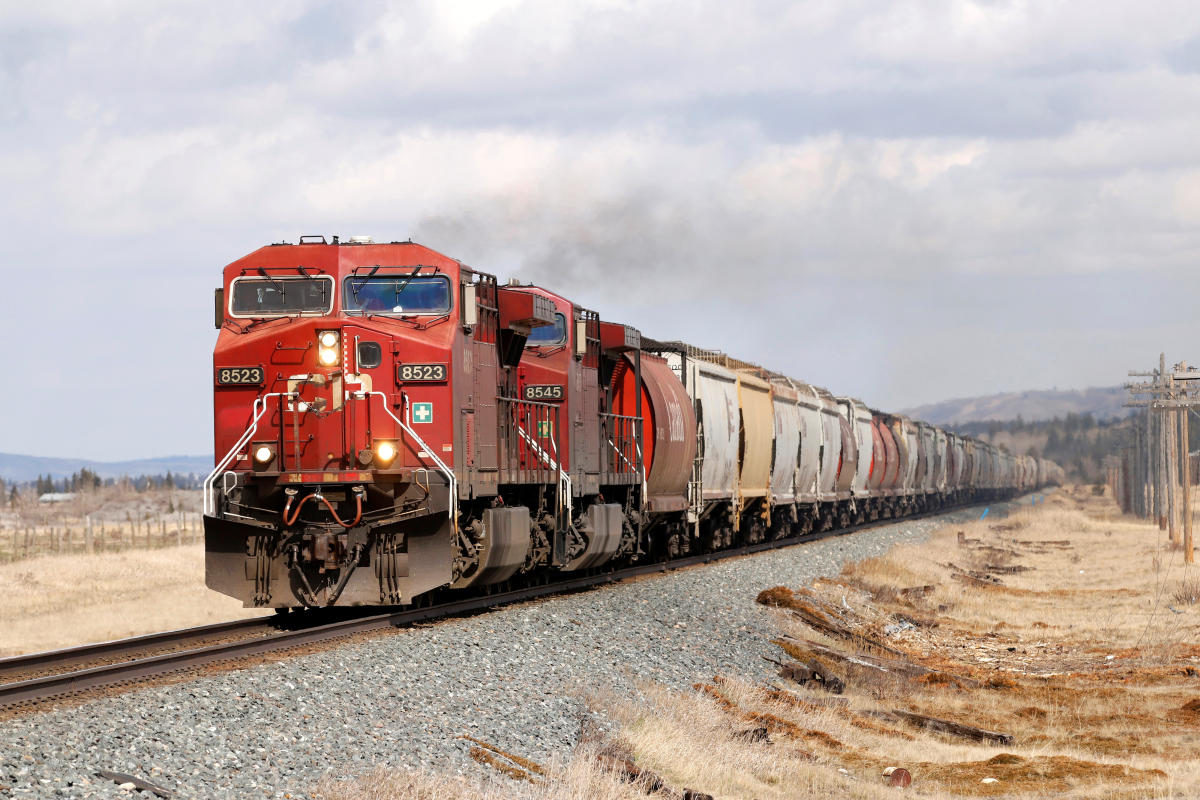 Canadian Pacific Railway Expands Hydrogen Locomotive Program with Ballard Power