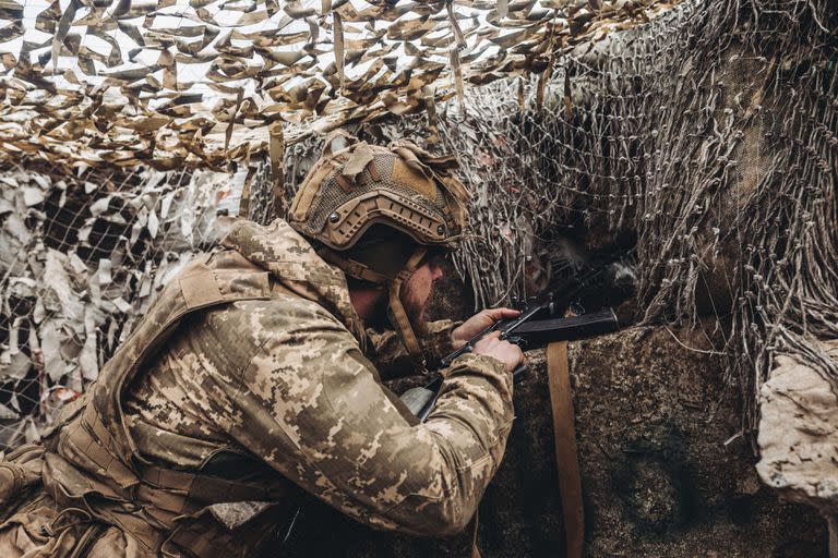 Un soldado del ejército ucraniano observa al enemigo desde su posición en el frente de Niu York, a 22 de febrero de 2022, en Niu York, Oblast de Donetsk (Ucrania). Rusia reconoció ayer la independencia de las autoproclamadas 'repúblicas' de Donetsk y Lugansk, en la región del Donbass, controladas por unos separatistas para los que ahora podría justificar un auxilio militar. De hecho, hoy el propio Putin ha ordenado a las Fuerzas Armadas rusas entrar en esas zonas. Ahora más que nunca, los disparos y bombardeos siguen siendo habituales en el frente de la región del Donbass. POLITICA Diego Herrera - Europa Press