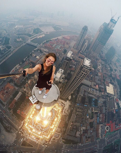 Te presentamos a Angela Nikolau, una mujer que ha sorprendido por sus selfies desde las alturas.