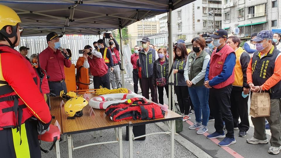 消防局於大觀車行地下道旁展示水域救生裝備。   圖：新北市政府提供