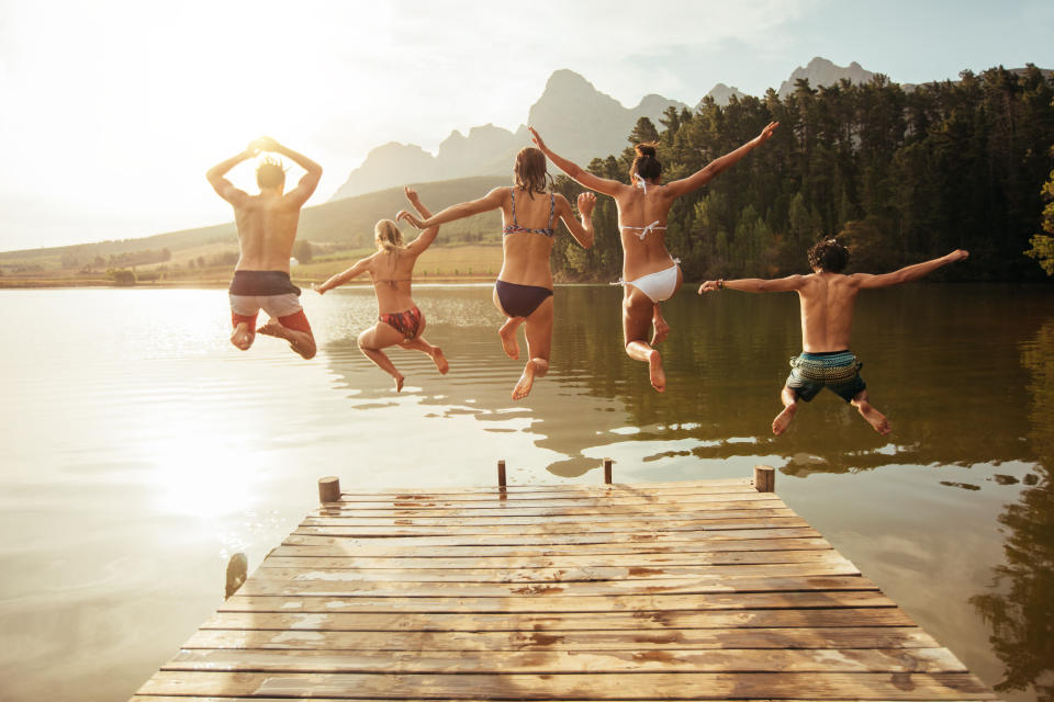 An heißen Tagen einfach so ins kalte Wasser springen, ist in keinem Alter eine gute Idee. (Symbolbild: Getty Images)