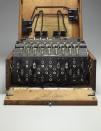 <p>La M4 è entrata in servizio a febbraio del 1942, a Bletchley Park, il centro di crittoanalisi britannico a circa 75 chilometri da Londra, ha tenuto impegnata una squadra per più di nove mesi, intenta a decifrare il codice. Al termine della guerra tutti gli esemplari di macchine Enigma finirono nella mani degli alleati. </p>