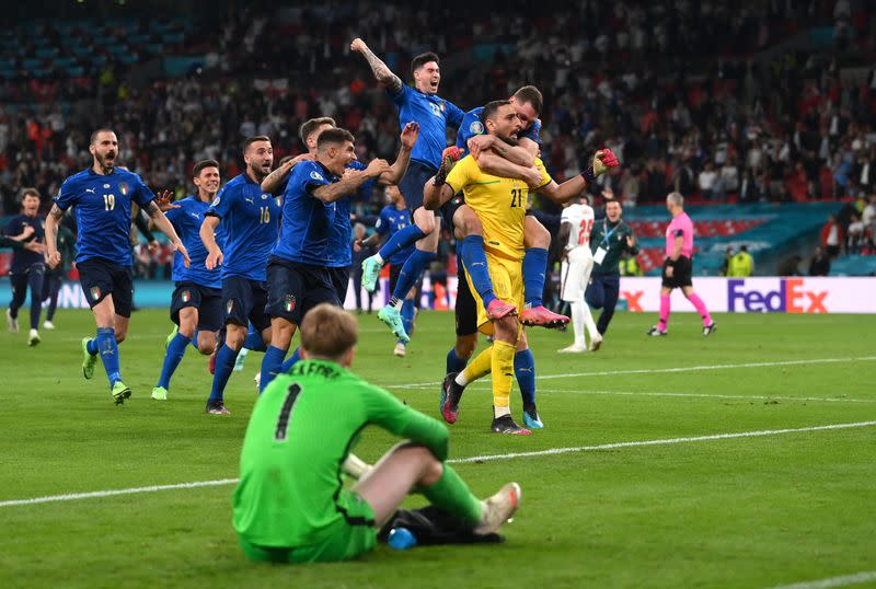 Foto del domingo del arquero de Italia Gianluigi Donnarumma celebrando con sus compañeros tras ganar la Eurocopa ante Inglaterra.