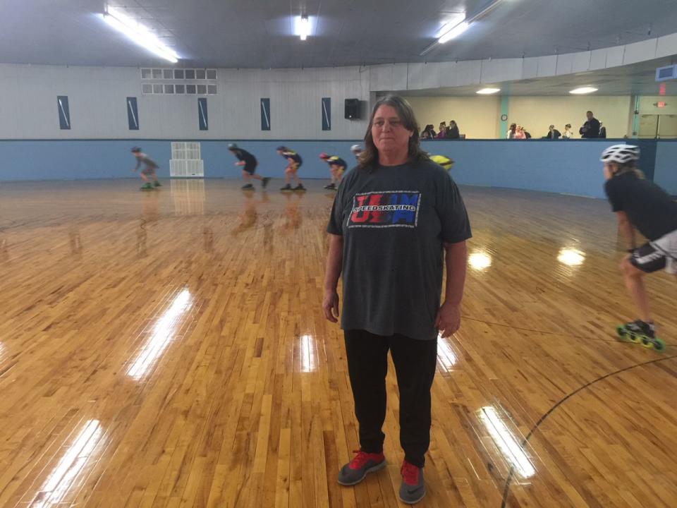 Renee Hildebrand ha ayudado a entrenar a sus tres alumnos en patinaje de velocidad olímpico en el Skate Away South en Ocala, Florida. (Yahoo Deportes)