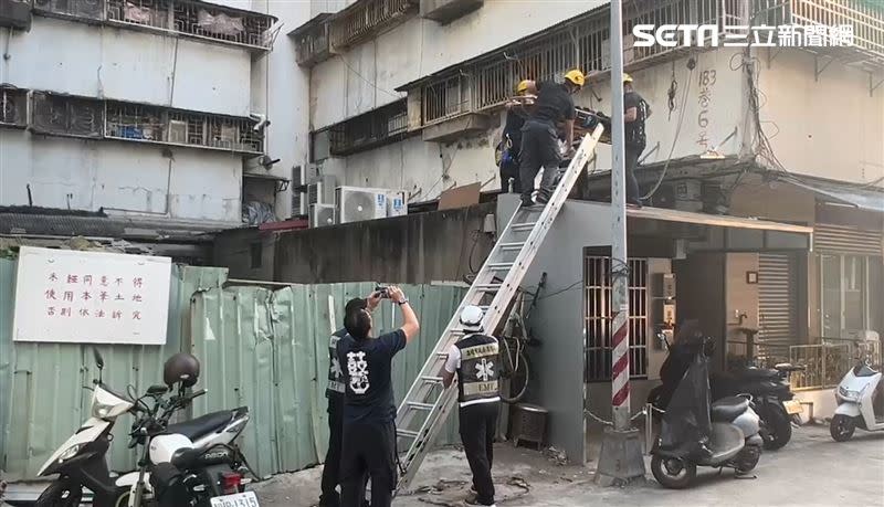 高雄鹽埕區河西路林男驚傳墜樓，住戶起床刷牙發現急報警。（圖／翻攝畫面）