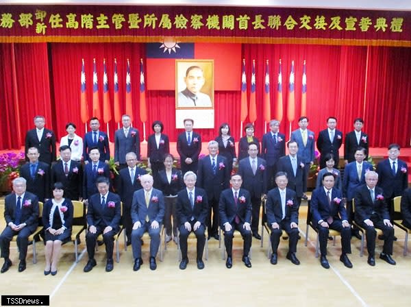 法務部長蔡清祥（前排右四）與新任高階主管、所屬檢察機關首長及貴賓合影。（記者王先國攝）