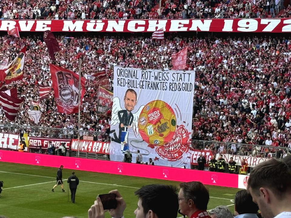 Bayern-Fans mit brisantem Banner