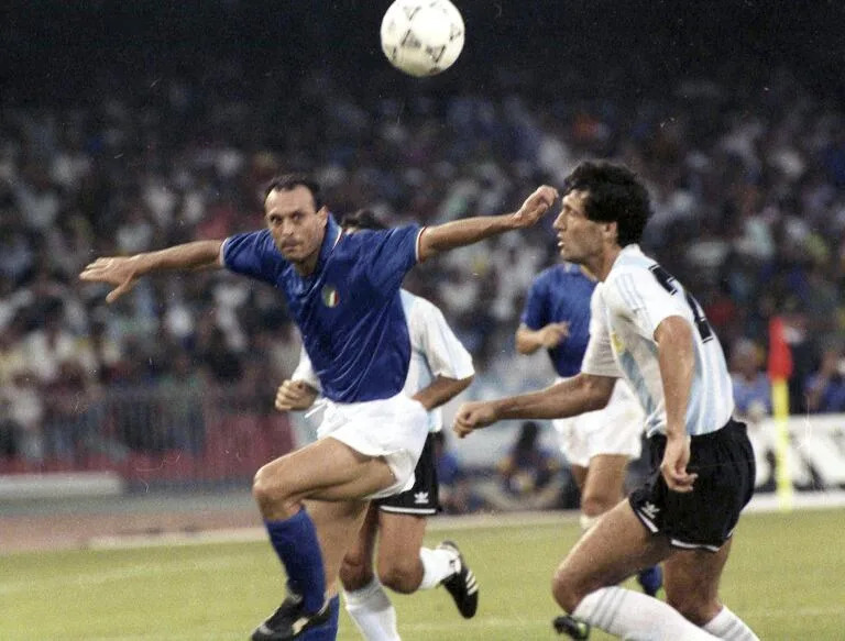 Totò Schillaci y Juan Simón, durante el duelo Italia-Argentina, en el Mundial 90