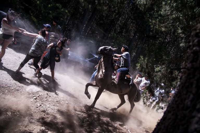 Enfrentamientos en el Foyel entre organizaciones sociales que piden por el libre acceso al Lago Escondido y pobladores locales