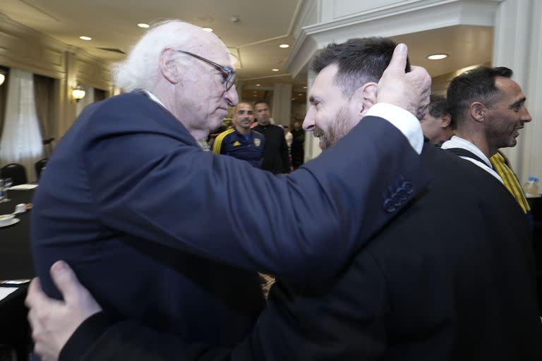 Carlos Bianchi se abraza con Lionel Messi, en la previa de la despedida de Riquelme (Javier García Martino).