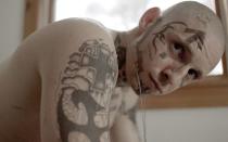 <p>Fühlte sich nicht wohl in seiner Haut: Für seine Rolle als Skinhead in "Skin" (2018) musste sich Jamie Bell immer wieder aufwendige Tattoos machen lassen. Als der Produktion zeitweise die Tinte ausging, musste er die Körperbemalung mehrere Tage tragen - auch in der Freizeit: "Niemand in der Crew wollte mehr mit mir essen", erklärte er in einem Interview. (Bild: Ascot Elite Entertainment / 24 Bilder)</p> 