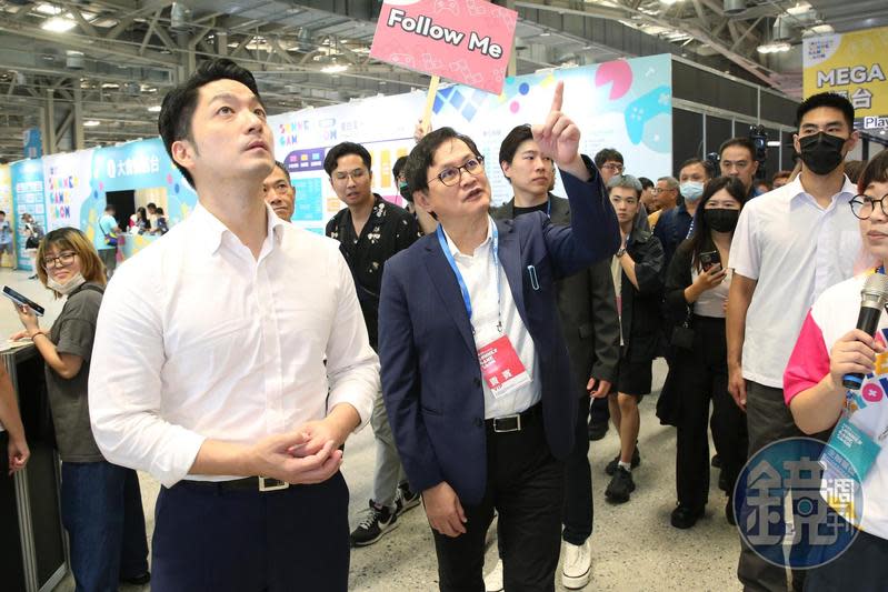 蔣萬安（左）今天與童子賢（右）一同出席「2023夏日電玩展」。