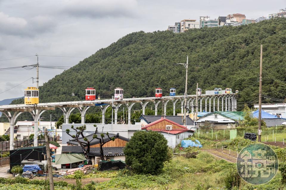 膠囊列車以時速15公里的緩慢節奏，沿著海岸線進入市區。