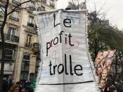 Ce manifestant est sans doute pâtissier pour avoir écrit : "Le profit trolle", en référence aux "profiteroles".