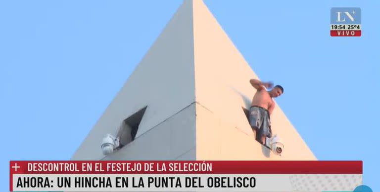 Un hincha se ubicó en la punta del Obelisco