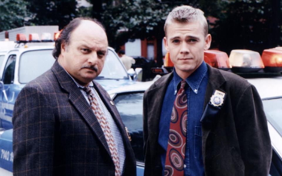 Seine größte Serienrolle: Von 1998 bis 2001 war Ricky Schroder (rechts, mit Dennis Franz) Teil des Casts der Polizeiserie "NYPD Blue". (Bild: ABC / Getty Images)