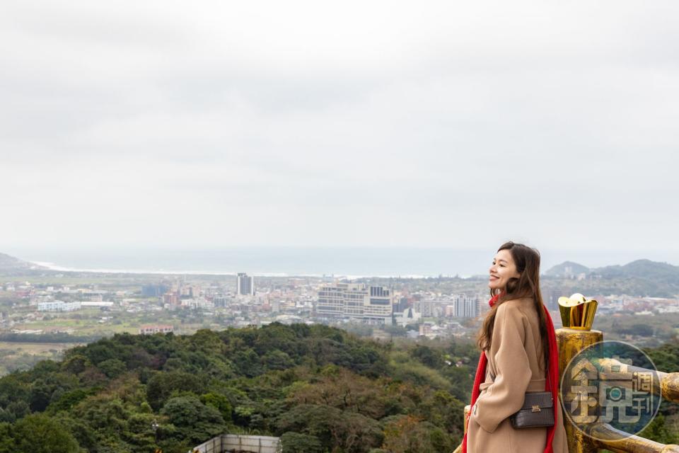 金山財神廟位於山腰上可以眺望山與海。