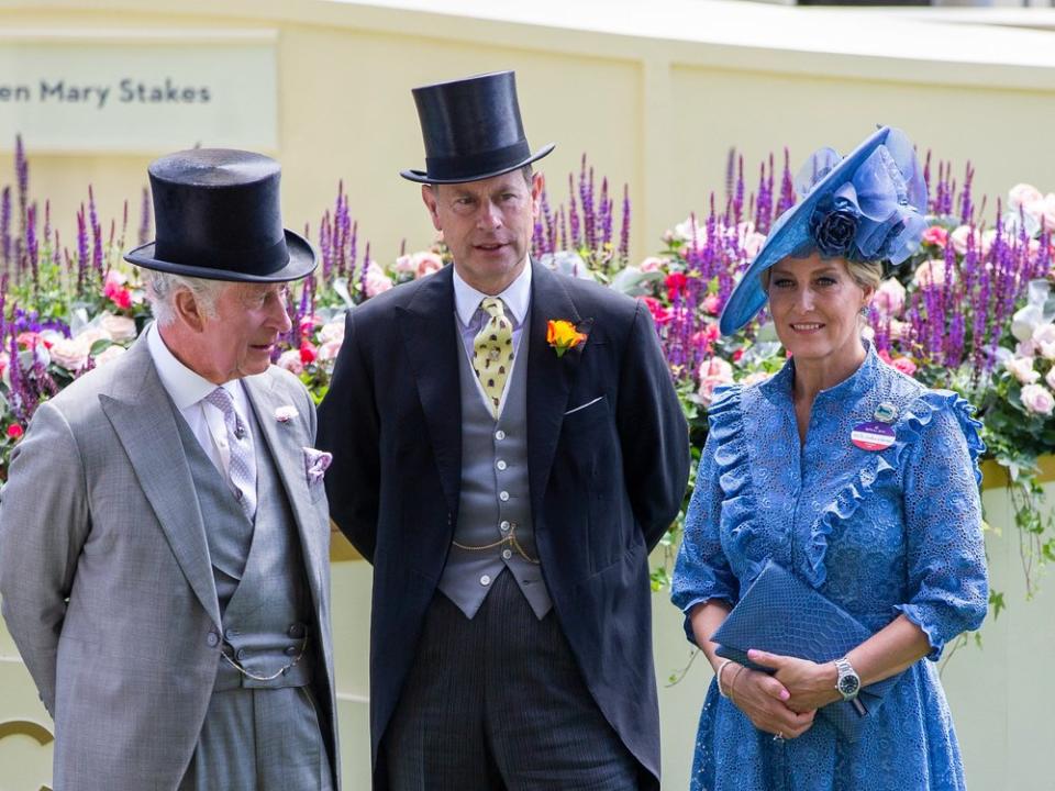 König Charles (l.), Prinz Edward und Herzogin Sophie in ihren Ascot-Outfits. (Bild:  © NUNN SYNDICATION LIMITED 2022)