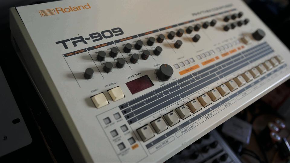 909