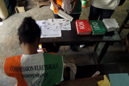 Polling agents prepare the ballots at a polling station during a referendum in Abidjan, Ivory Coast October 30, 2016. REUTERS/Luc Gnago