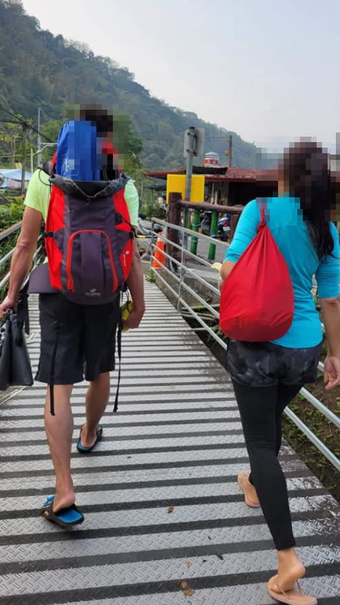 從校方公開的照片中，該對男女背著大背包，裡面裝有露營用具。（圖／翻攝自臉書社團那瑪夏大小事）