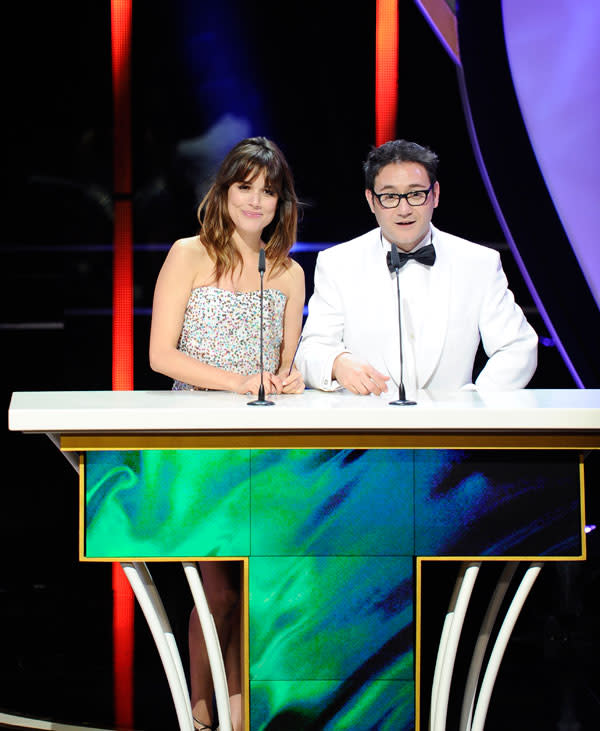 Adriana Ugarte y Carlos Santos protagonizaron el <a href="http://es.cine.yahoo.com/noticias/error-garrafal-con-los-sobres-de-ganadores-de-mejor-canci%C3%B3n-en-los-goya-224201896.html" data-ylk="slk:momento bochornoso;elm:context_link;itc:0;sec:content-canvas;outcm:mb_qualified_link;_E:mb_qualified_link;ct:story;" class="link  yahoo-link">momento bochornoso</a> de la noche al equivocarse a la hora de nombrar al ganador a la mejor canción original