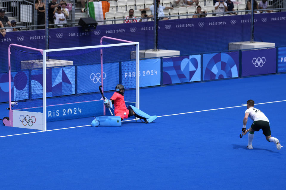 El arquero de Argentina, Tomás Santiago, a la izquierda, salva un penal ejecutado por el irlandés Lee Cole duriante el partido por el Grupo B del hockey sobre césped de los Juegos Olímpicos, en el estadio Yves-du-Manoir Stadium el jueves 1 de agosto de 2024, en Colombes, France. (AP Foto/Anjum Naveed)