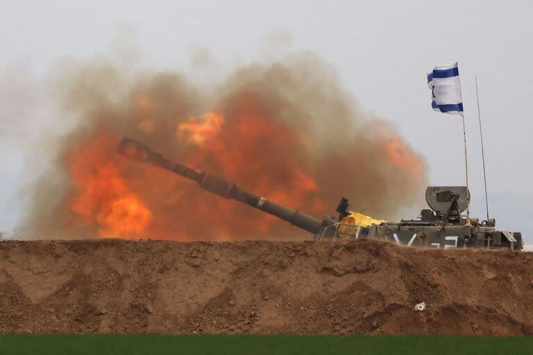 Una imagen tomada en el sur de Israel, cerca de la frontera con la Franja de Gaza, el 21 de diciembre de 2023, muestra la artillería israelí disparando