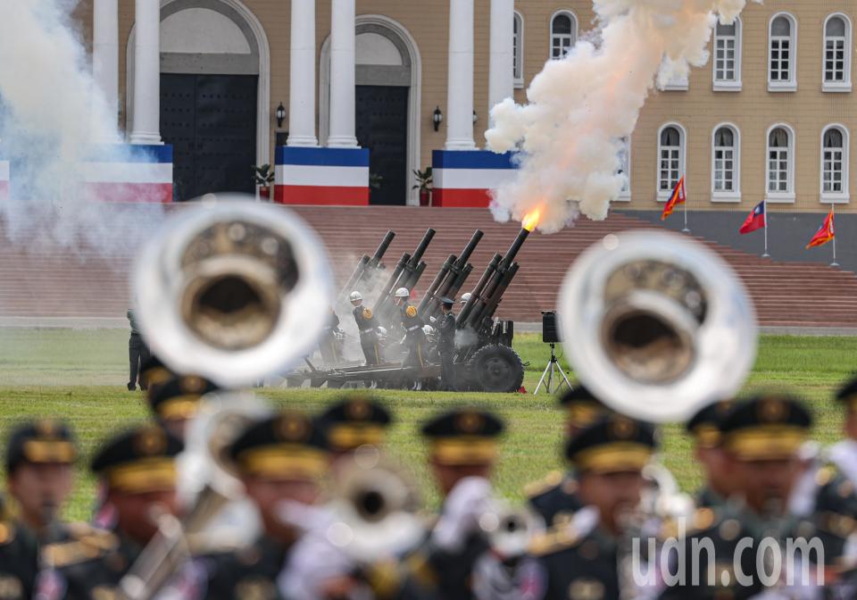 陸軍軍官學校昨舉行「黃埔建校一百周年校慶」，現場集結海陸空軍官校、國防大學各學院等隊伍，展現盛大軍容，圖為典禮開始前鳴炮奏樂。記者曾原信／攝影