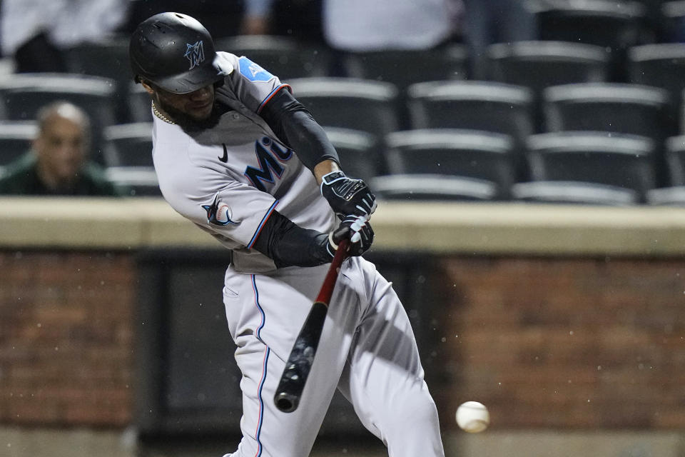 Miami Marlins' Bryan De La Cruz hits a single against the New York Mets during the ninth inning of a baseball game Thursday, Sept. 28, 2023, in New York. (AP Photo/Frank Franklin II)