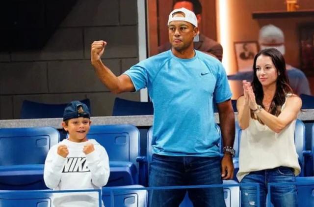 Tiger (acompa&#xf1;ado por su hijo Charlie) y Eric durante el US Open 2019, viendo a Rafa Nadal