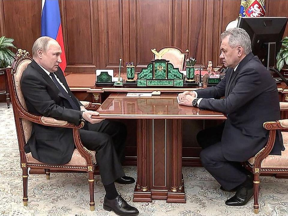 Vladimir Putin se agarra torpemente a una mesa durante una reunión con su ministro de Defensa (Captura de pantalla)