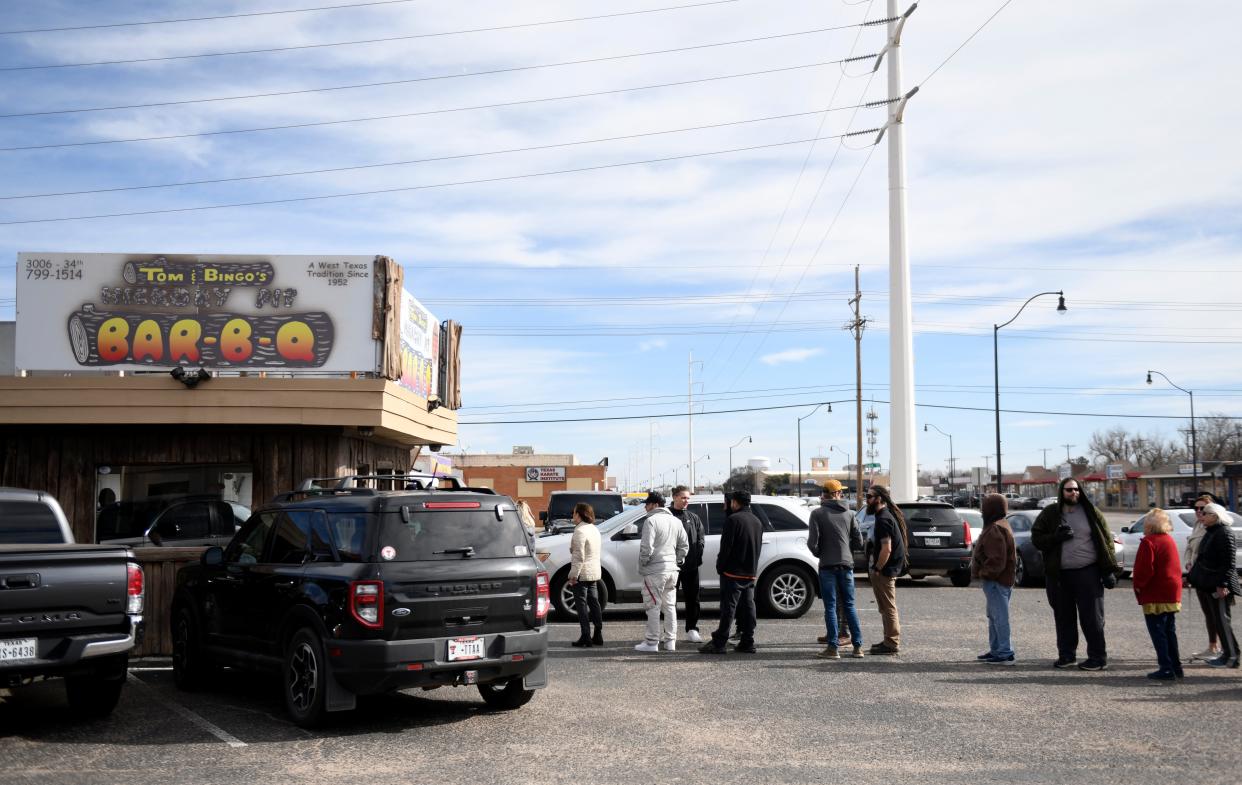 People line-up to eat at Tom & Bingo's before it closes, Thursday, Jan. 18, 2024.