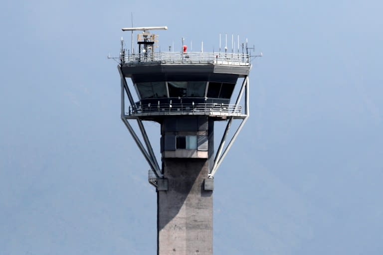 La torre de control del aeropuerto internacional Arturo Merino Benítez de Santiago, en una imagen del 6 de octubre de 2023 (Javier Torres)