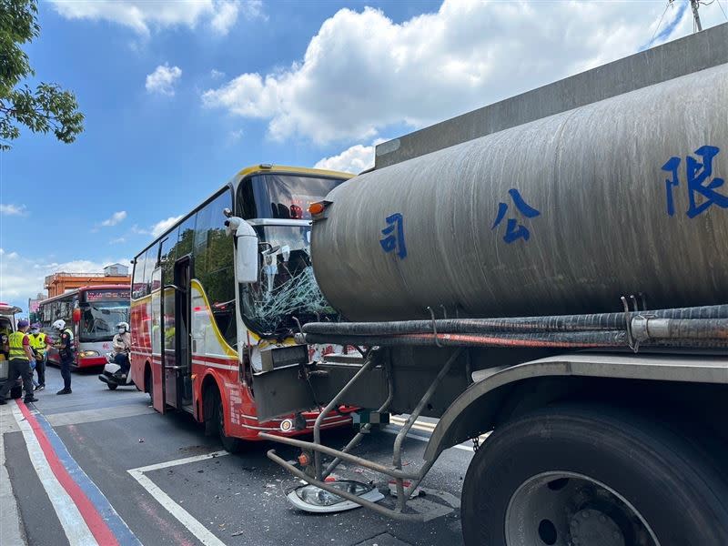 中壢客運撞上前方的砂石車，造成6名乘客受傷。（圖／翻攝畫面）