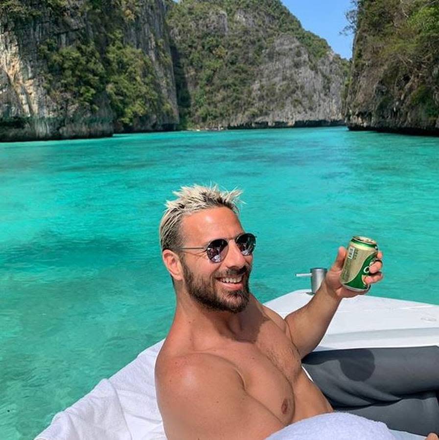 Dieses Urlaubsfoto hat ein Nachspiel für Bremens Sturm-Altmeister Claudio Pizarro. Aus seinem Thailand-Urlaub postete der 41-Jährige ein fröhliches Instagram-Bild mit Bierdose - keine gute Idee in der aktuellen sportlichen Situation, findet die Klubführung