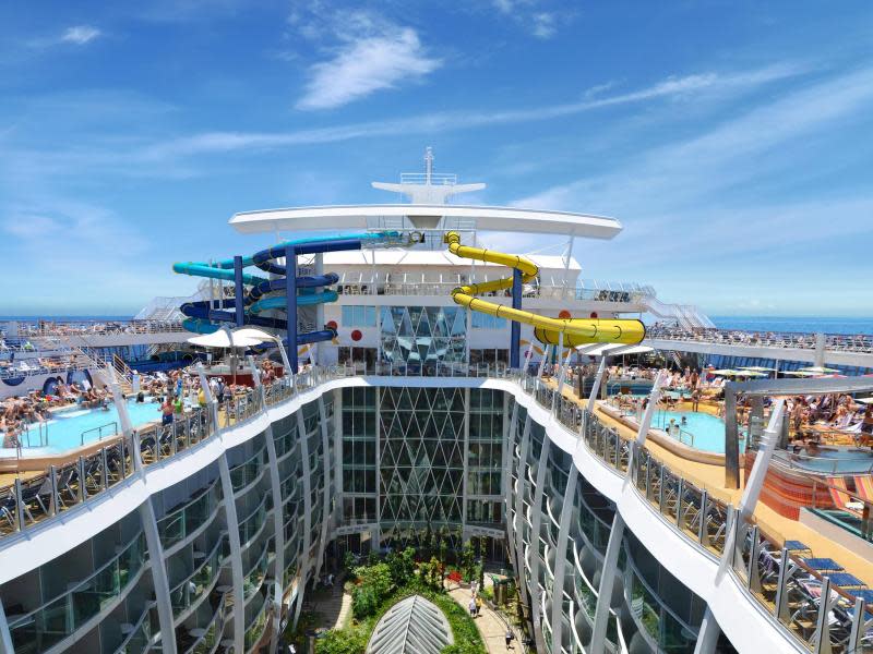 Eine riesige Rutschenwelt thront auf der «Harmony of the Seas». Foto: Royal Caribbean International