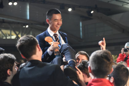 Raymond Wang, fde 17 años, inventó la forma de tener aire más limpio en los aviones (Business Wire)
