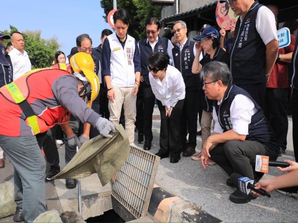 台中天氣好？市長盧秀燕一早視察清淤，並強調應變中心已經升為二級，這是風雨前的寧靜，民眾別被騙了。（圖：中市府提供）