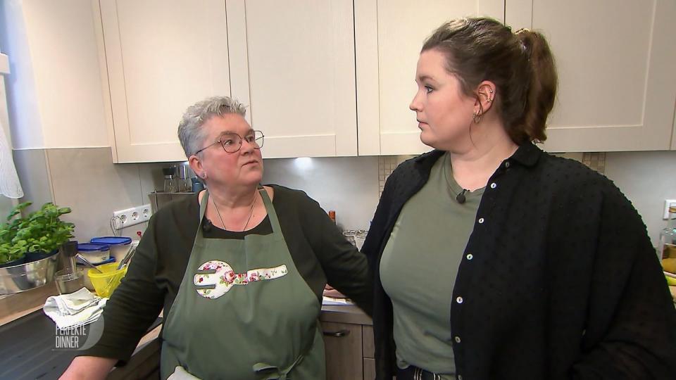 Mama Karin und Tochter Nina kommen in der Küche gut miteinander klar.
 (Bild: RTL)
