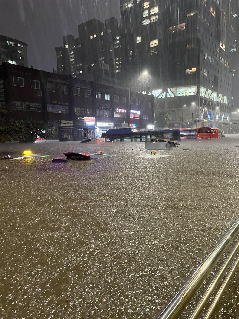 首爾因暴雨淹水。（圖／翻攝自推特）